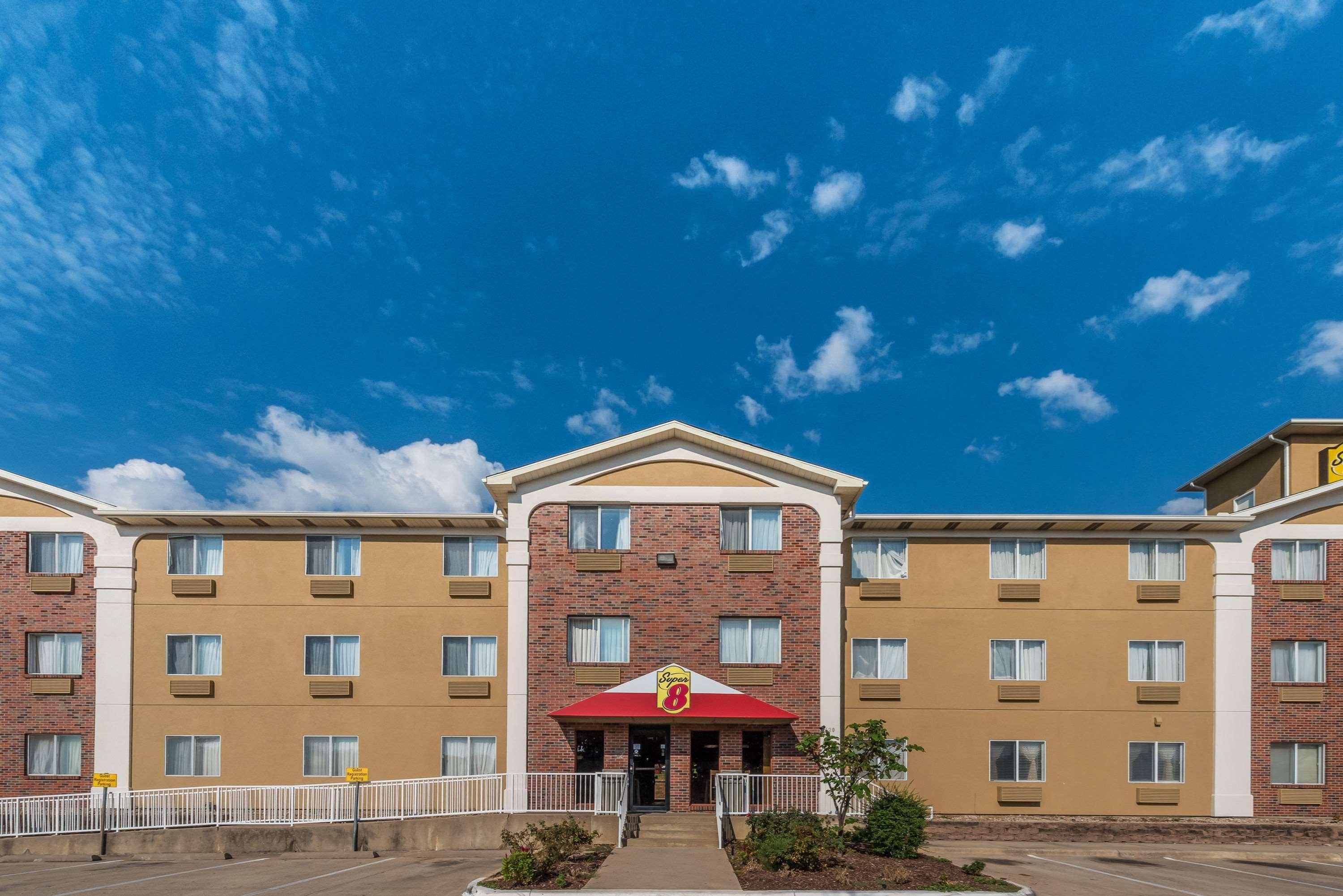 Super 8 by Wyndham Denton Hotel Eksteriør billede