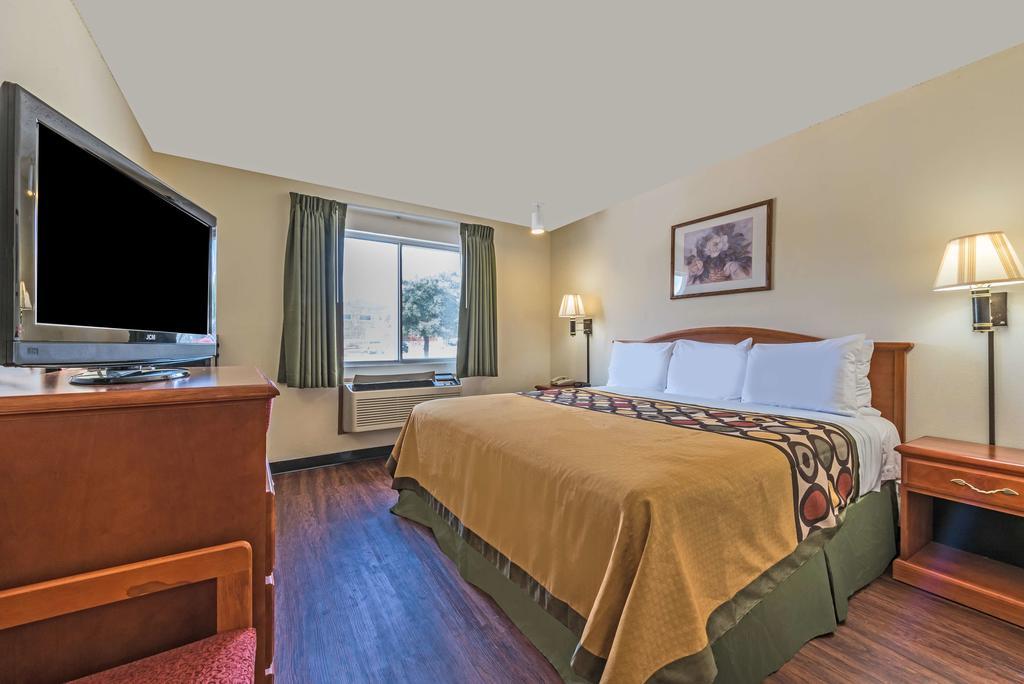 Super 8 by Wyndham Denton Hotel Eksteriør billede