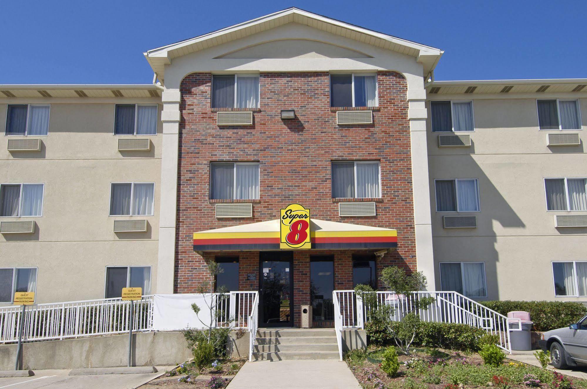Super 8 by Wyndham Denton Hotel Eksteriør billede